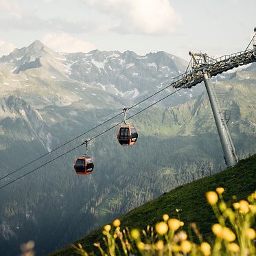 Gondelbahn am Stubnerkogel im Gasteinertal mit Blick auf die Alpen der Hohen Tauern