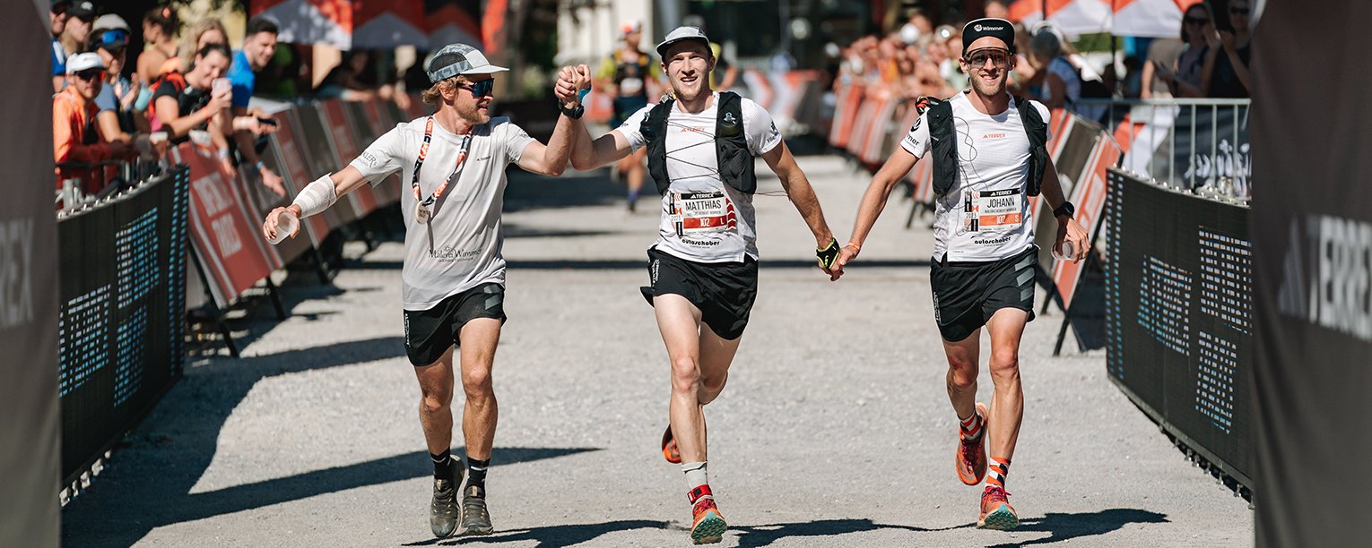 Zieleinlauf dreier Läufer beim adidas  TERREX INFINITE TRAILS