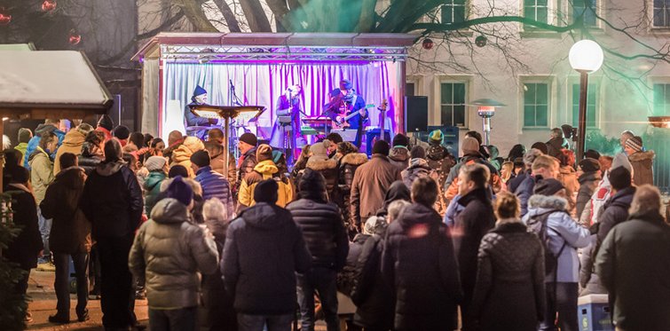 Publikum bei einem Konzert im Ortszentrum von Bad Hofgastein im Winter