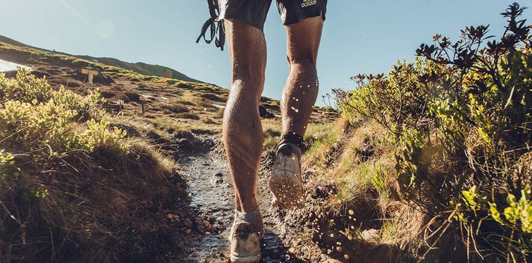 Trailrunner in den Bergen von Gastein