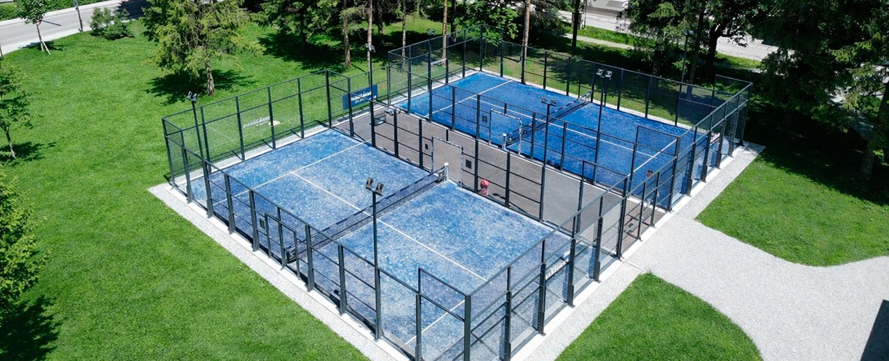Padel-Tennisplatz im Grünen im Gasteinertal.