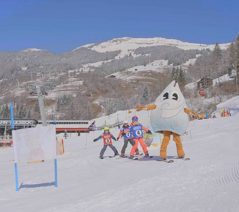 Gasti fährt mit Kindern ski