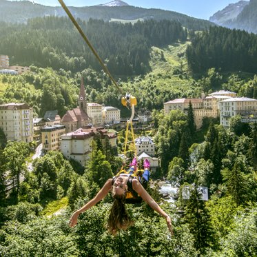Frau beim Flying Fox über Bad Gastein mit Blick auf das Gasteinertal.