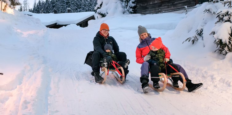 Kinder beim Rodeln in Gastein