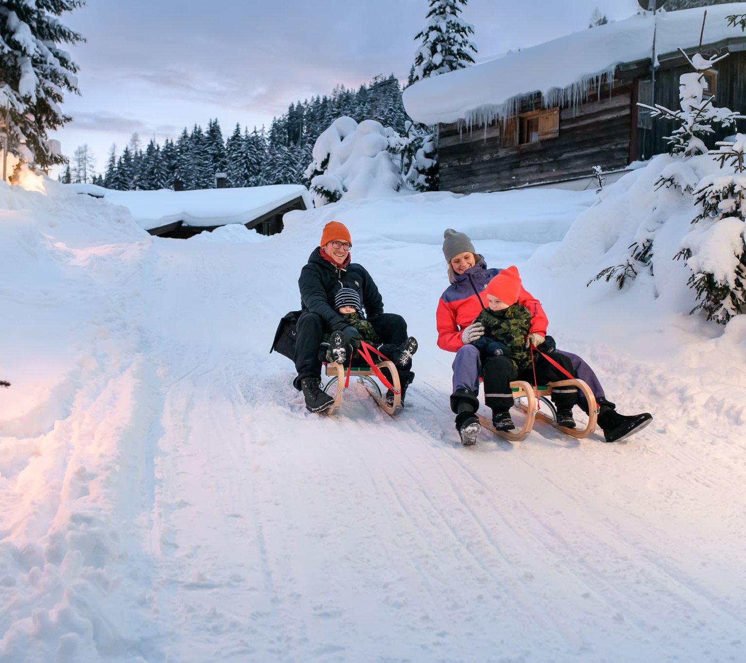 Kinder beim Rodeln in Gastein
