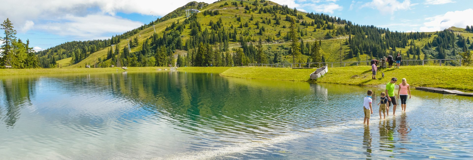 Familie beim Wandern auf dem Fulseck in Dorfgastein und anschließender Abkühlung im Bergsee