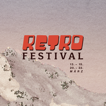Schriftzug „Retro Festival“ in auffälliger, roter Typografie vor einem körnigen, sand- oder kiesartigen Hintergrund, minimalistisch gestaltet.