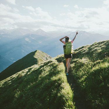 Wanderin auf dem Gratweg am Gamskarkogel mit Blick über das Gasteinertal