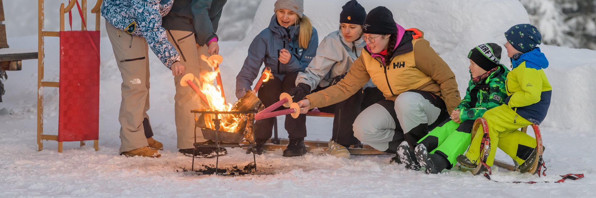 Gemeinsam an der Feuerschale die Wärme genießen