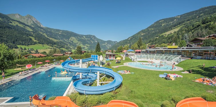 Schwimmbecken und Wasserrutschen vom Solarbad in Dorfgastein