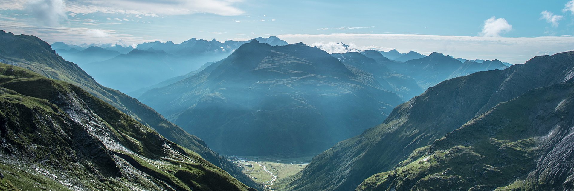 Atemberaubendes Bergpanorama am Morgen vom Schareck im Sommer, aufgenommen in Sportgastein – perfekte Kulisse für Naturerlebnisse und Wanderungen.