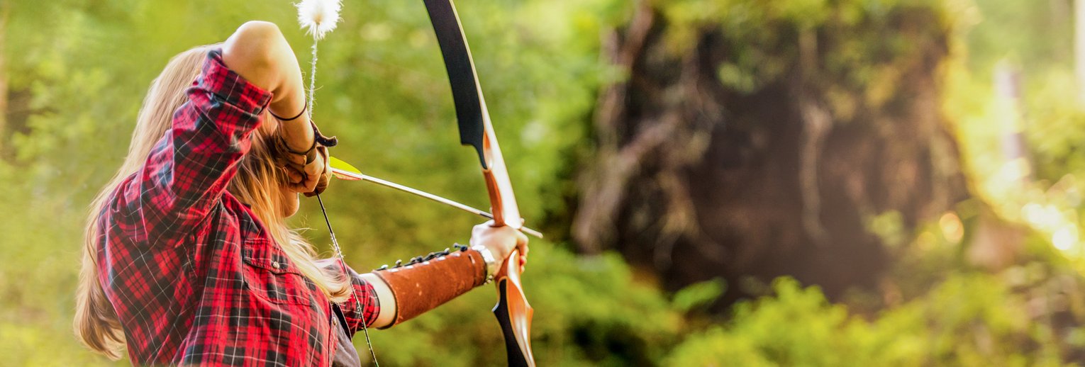 Bogenschießen im Parcours im Wald