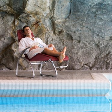 Erholung vor der Natursteinwand in der Felsentherme Bad Gastein