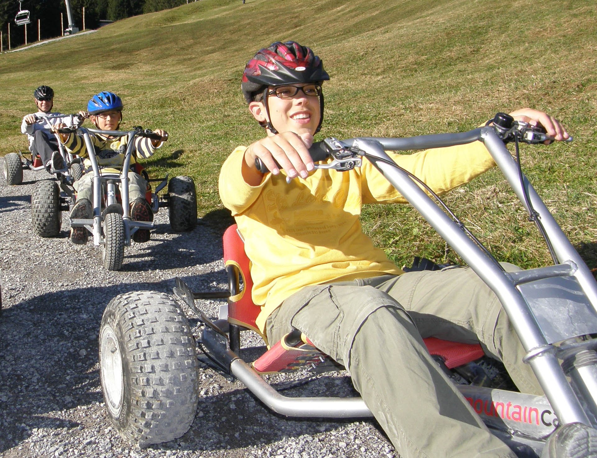 Eine Gruppe von Mountaincarts am Forstweg
