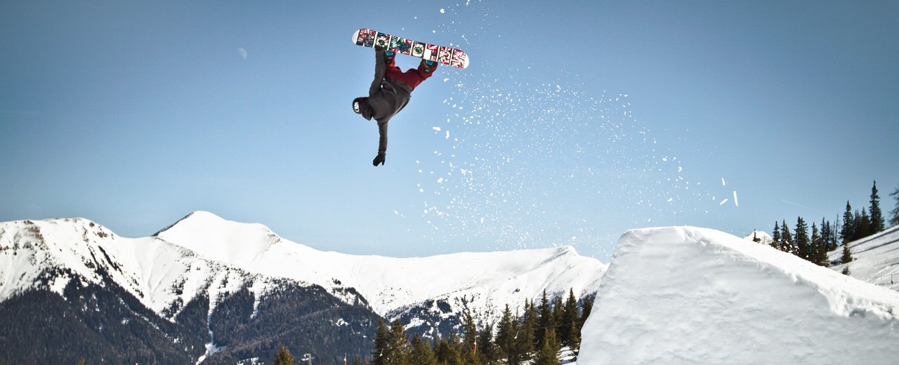 Freestyler beim Sprung über einen Kicker