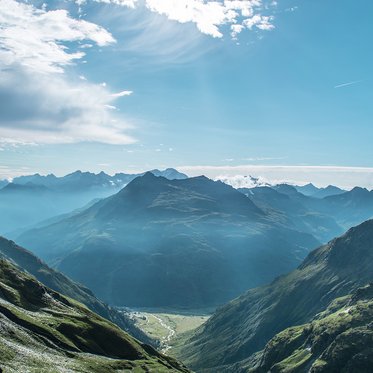 Atemberaubendes Bergpanorama am Morgen vom Schareck im Sommer, aufgenommen in Sportgastein – perfekte Kulisse für Naturerlebnisse und Wanderungen.