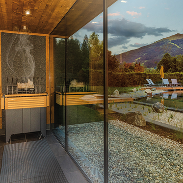 Saunabereich der Alpentherme Gastein mit Panoramablick auf die Berge des Gasteinertals.