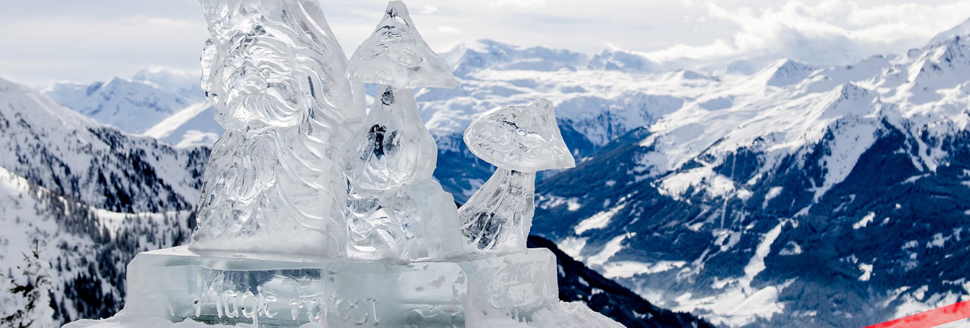 Eisskulptur am Berg mit Bergpanorama im Hintergrund