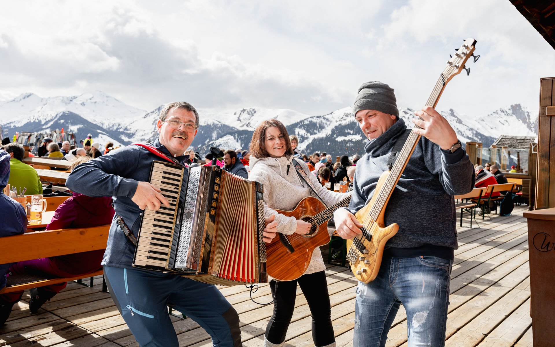 Gruppe von Musikanten auf der Terrasse einer Dorfgasteiner Skihütte