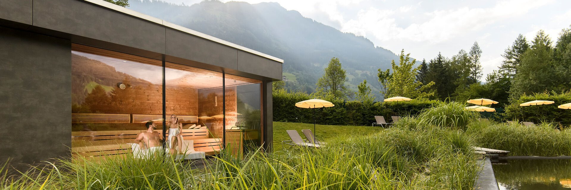 Die Sauna World der Alpentherme Gastein im Sommer von außen