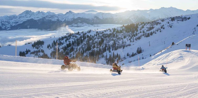 Early Winter Mountaincart-Fahrer auf der Piste