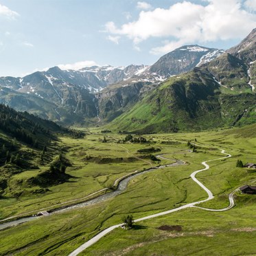 Alpine Landschaft in Sportgastein mit Bachlauf und Bergen der Hohen Tauern
