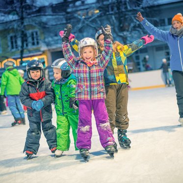 Kinder beim Eislaufen in Bad Hofgastein