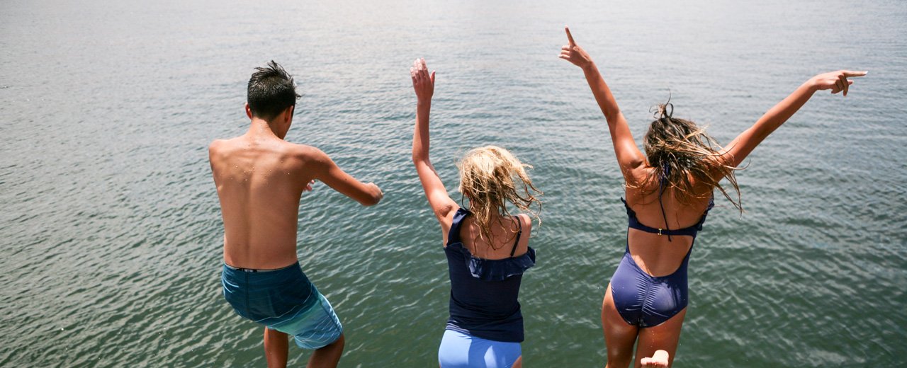 Gäste beim Springen in den Thermalwasser Badesee