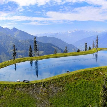 Spiegelsee am Fulseck bei Dorfgastein mit Panorama der Alpen im Salzburger Land