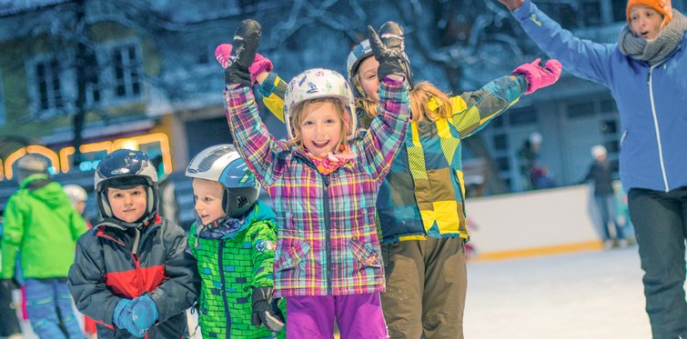 Kinder beim Eislaufen in Bad Hofgastein