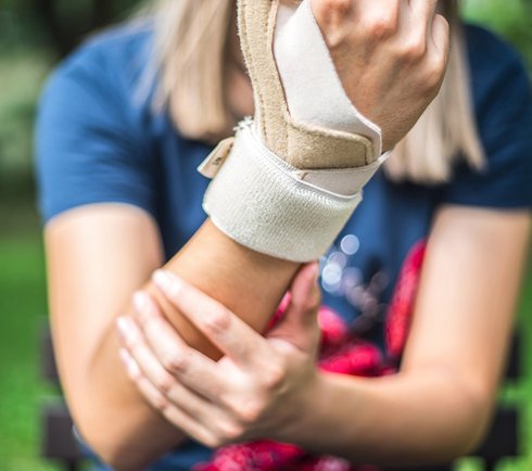 Dame mit Handgelenksschiene