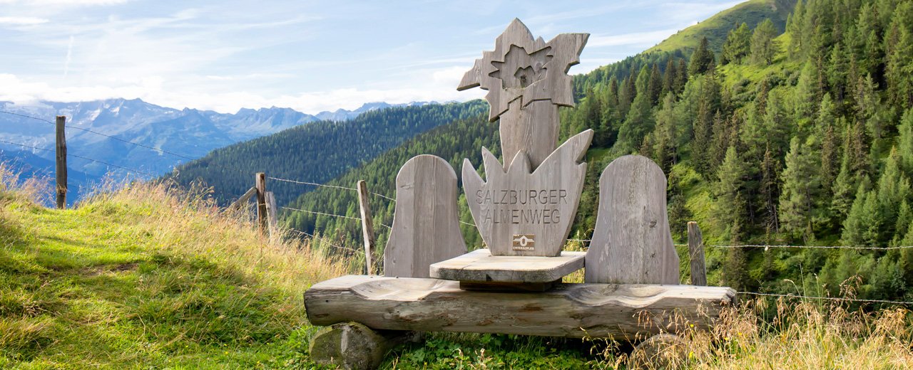 Spezielle Sitzbänke entlang des Salzburger Almenweges im Gasteinertal
