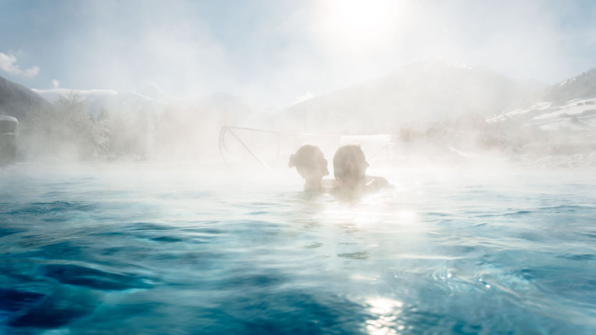 Baden im warmen Thermalwasser in der Alpentherme Gastein im Winter