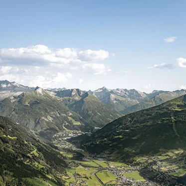 Panoramablick über das Gasteinertal mit alpiner Berglandschaft im Salzburger Land