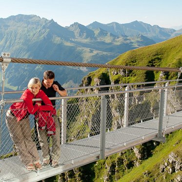 Wanderer auf der Hängebrücke - Stubnerkogel Bad Gastein
