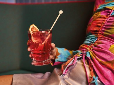 Webformat-bar-schlossbar-drinks-moods-models-frau-